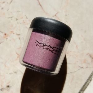 AUTH MAC PIGMENT IN KITSCHMAS